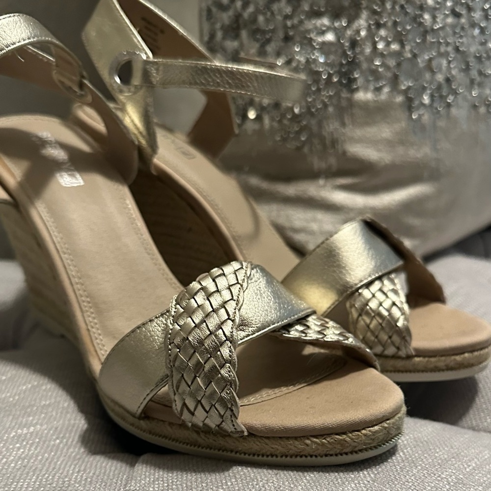 🔥NWOT Unworn Sperry
Topsider Saylor Sandals
Metallic Gold Size 9